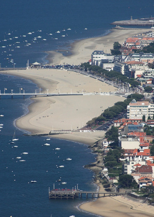arcachon, gironde, holiday rentals looking on to the promenade cafes