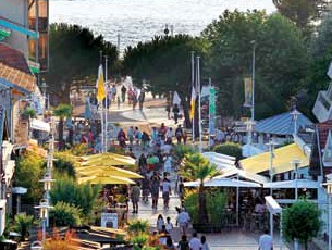 arcachon, gironde, holiday rentals looking on to the promenade cafes